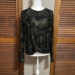 Old Navy Active Green Camouflage Twist Front Long Sleeve Crew Neck T-Shirt